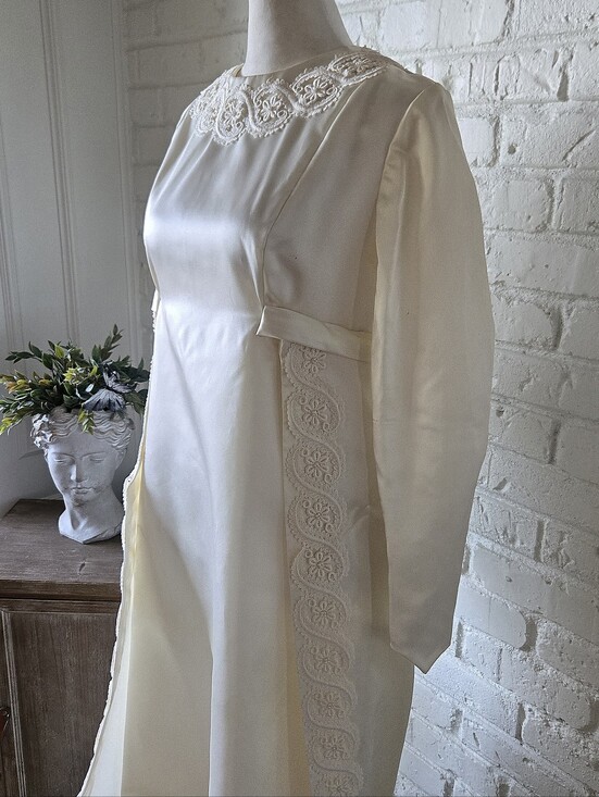 Vintage Dresses & Skirts - Vtg 70s Ivory Pearl Flower Wedding Gown, Train, S/M, Audrey Hepburn